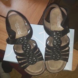 Size 7.5 natural soul all thru comfort sandals